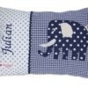 Namenskissen mit Elefant-Applikation in dunkelblau auf dunkelblauen Vichykaro und weichen Details