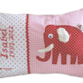 Namenskissen mit Elefant-Applikation in rot auf rosa Vichykaro und weichen Details
