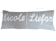 Großes Kissen mit applizierten Namen auf grauem Vichykaro