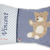 Namenskissen mit Teddybär - Applikation auf dunkelblauen Vichykaro mit passender Zackenlitze