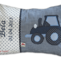 Namenskissen mit detailreicher Traktor-Applikation auf dunkelblauem Vichykaro.