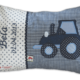 Namenskissen mit detailreicher Traktor-Applikation auf dunkelblauem Vichykaro.