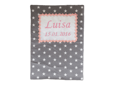 Individualisierbarer U-Heft Umschlag in grau mit Sternen-Muster, rosa Zackenlitze und Stickerei (Namen und Einschulungsdatum)