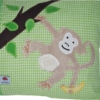 Namenskissen mit Affe an Baum hängend und Banane auf grün in Detailansicht