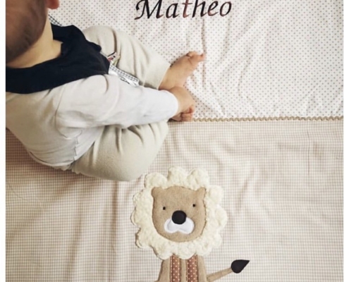 kleiner Junge mit Namen Matheo auf Babydecke sitzend
