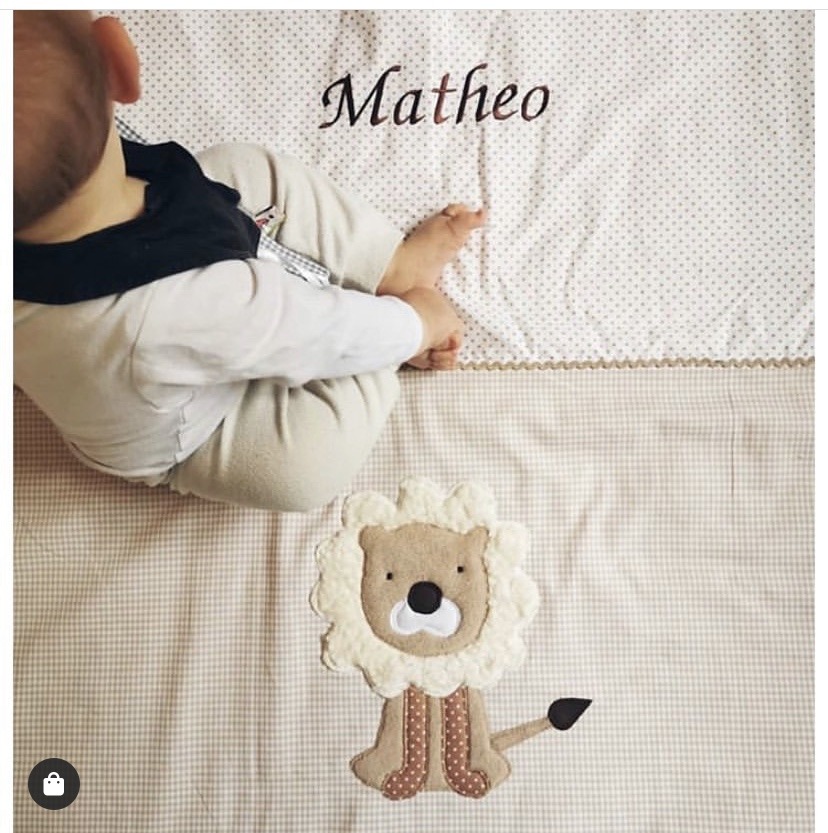 kleiner Junge mit Namen Matheo auf Babydecke sitzend