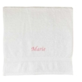 SChauen Sie Sich hier unser Handtuch mit Namen mit rosa Schrift an.