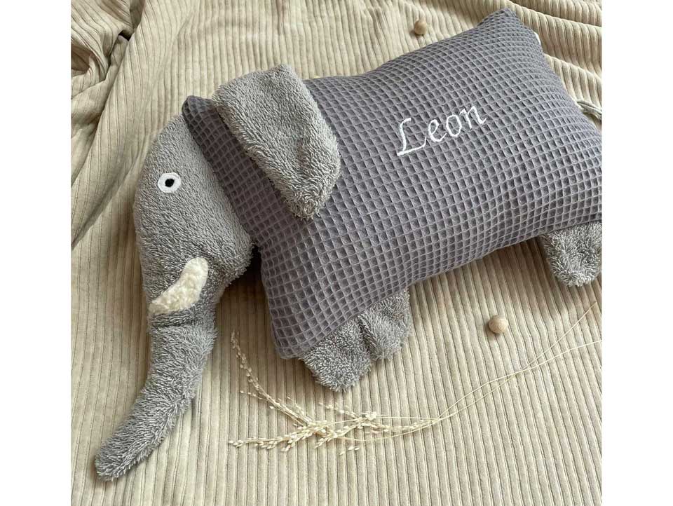 Handgenähtes Kuscheltier Kissen Elefant in Grau