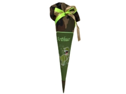 Entdecken Sie unsere handgemachte Schultüte Dino bestickt mit Namen zur Einschulung.