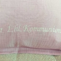 Schauen Sie Sich hier die Stickerei unseres Kissens als Geschenk Kommunion Mädchen aus der Nähe an.
